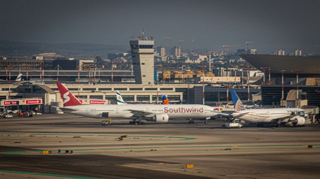 BOEING 777-300 —