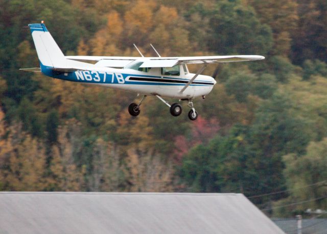 Cessna 152 (N6377B) - Landing RW26. RELIANT AIR has the lowest fuel price on the Danbury (KDXR) Airport.