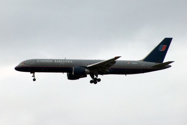 Boeing 757-200 (N588UA)