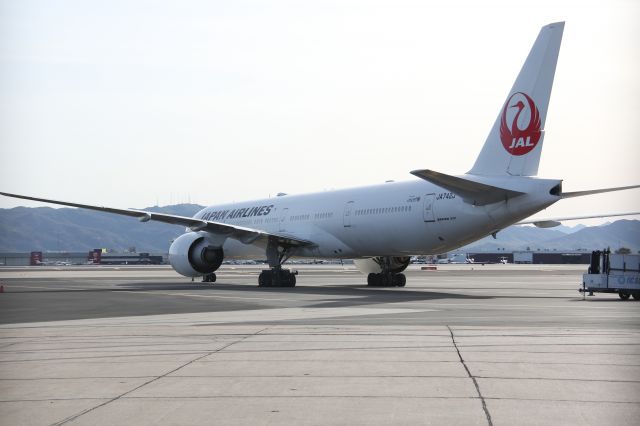 BOEING 777-300ER (JA742J)