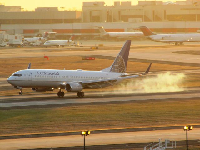 Boeing 737-800 (N12225)