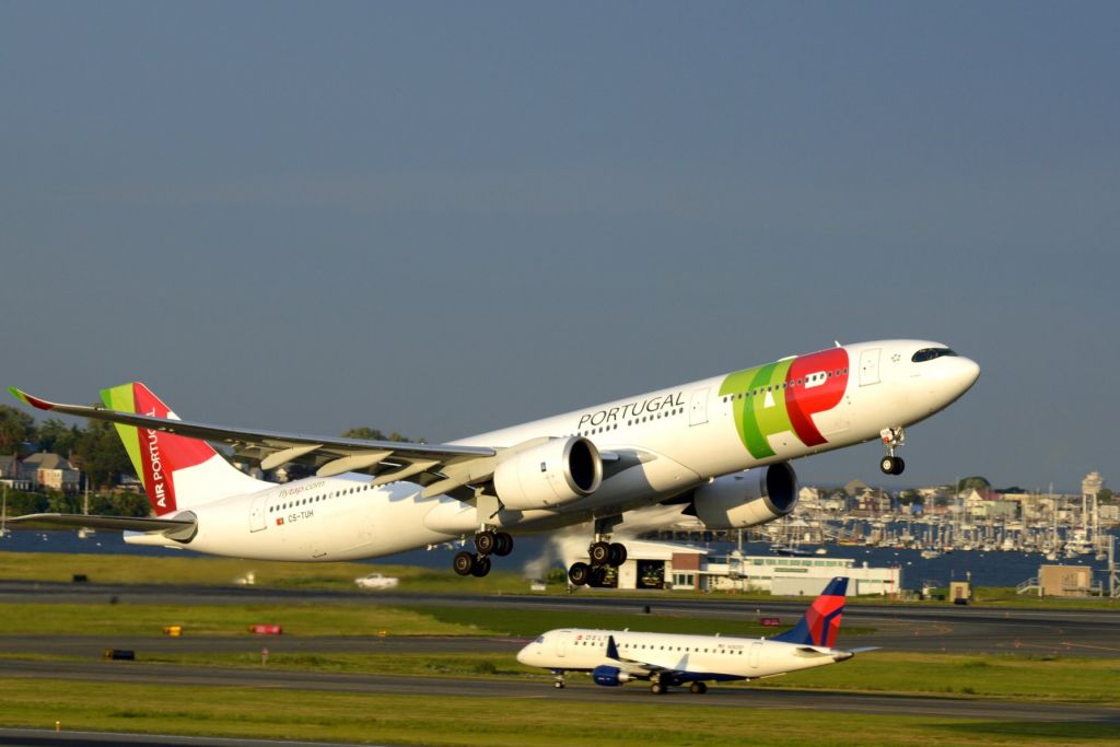 Airbus A330-300 (CS-TUH)