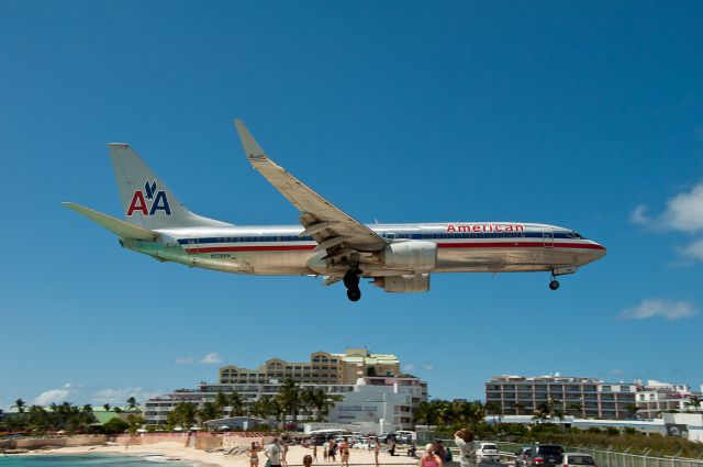 Boeing 737-800 (N938AN)