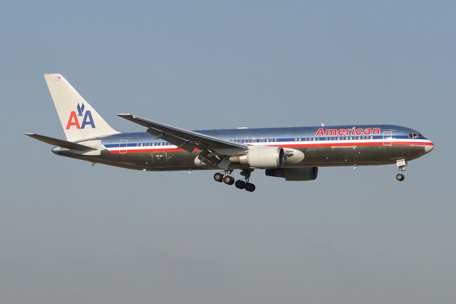 BOEING 767-300 (N384AA)
