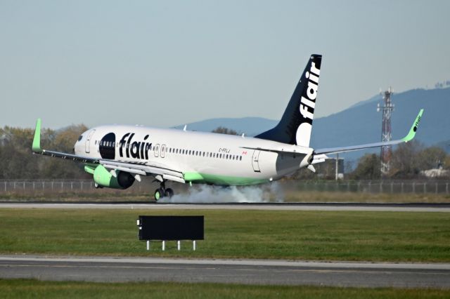 Boeing 737-800 (C-FFLJ)