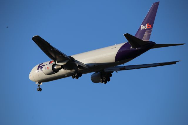 BOEING 767-300 (N176FE)