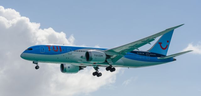 Boeing 787-8 (PH-TFK) - from the gazebo at Sonesta Maho Beach Resort