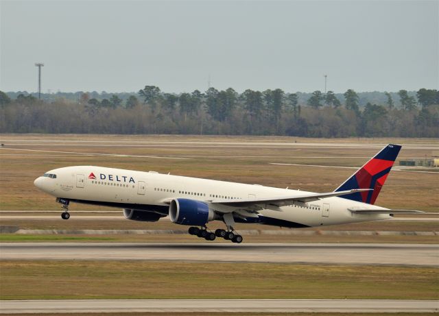 Boeing 777-200 (N708DN)