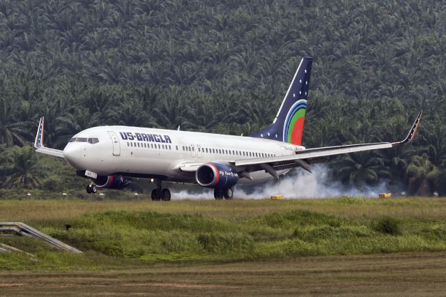 Boeing 737-800 (S2-AJC) - 26th Oct., 2018: US Banglas daily flight BS 315 from Dhakas Zia International Airport touches down on runway 32L at KLIA just past the PAPI lights. She is 11 minutes ahead of schedule - not bad for a low cost Bangladeshi operator!