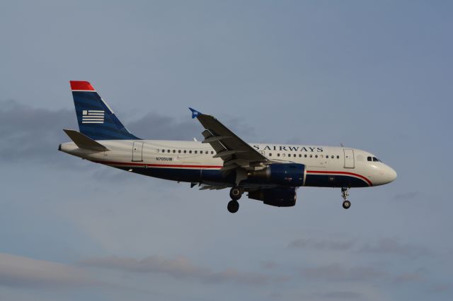 Airbus A319 (N705UW)