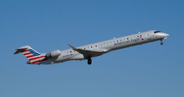 Canadair Regional Jet CRJ-900 (N569NN)