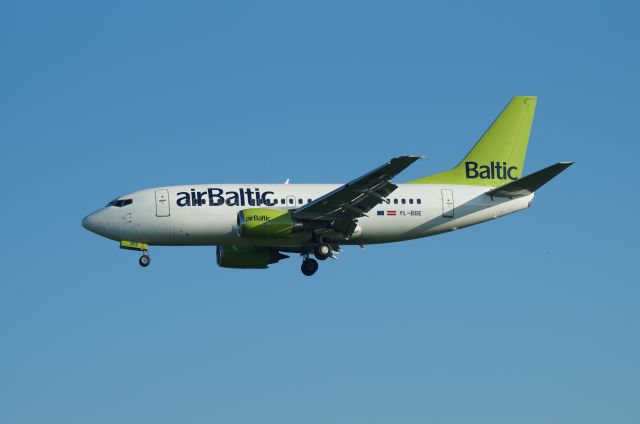 Boeing 737-500 (YL-BBE)