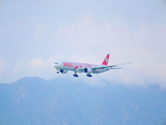 Boeing 777-200 (HB-JNA)