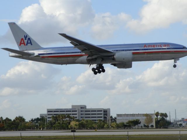 Boeing 777-200 (N757AN) - "Look at those impressive six-wheel main landing gear