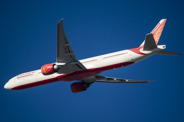 BOEING 777-300 (VT-ALT) - Air India Boeing 777-300ER departing Chicago O'Hares 28R Full Length Headed to Delhi 11/28/20