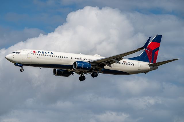 Boeing 737-900 (N957DZ)