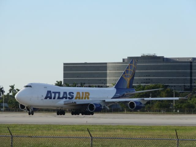 Boeing 747-400 (N415MC)