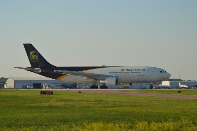 Airbus A300F4-600 (N131UP) - 6-9-2012 - Departing KFSD bound for CYYC.