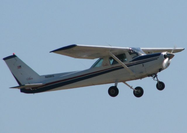 Cessna 152 (N25913) - Landing on 14 at Downtown Shreveport.