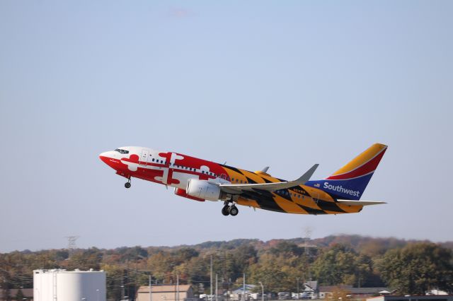 Boeing 737-700 (N214WN) - Southwest's beautiful "Maryland One" on a sunny day