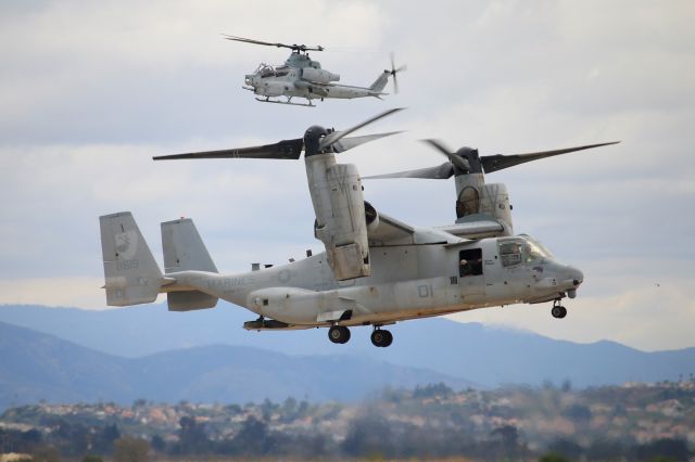 Bell V-22 Osprey (16-8619) - An MV-22B Osprey of the United States Marine Corps lands while an AH-1Z Viper hovers behind it during the MAGTF demonstration of the 2019 MCAS Miramar Airshow. 