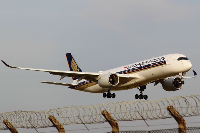 Airbus A350-900 (9V-SML) - A Singapore Airlines A350-900 on final approach into LHR, landing on runway 27R.br /br /Location: Northern Perimiter Road, Beside Runway 27R.br /Date: 16.06.22 (dd/mm/yy).