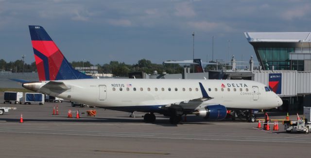 Embraer 175 (N207JQ)