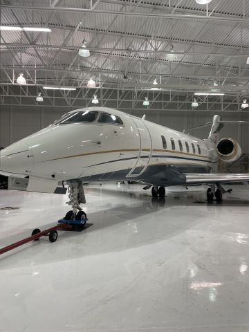 Canadair Challenger 350 (C-GLMM)