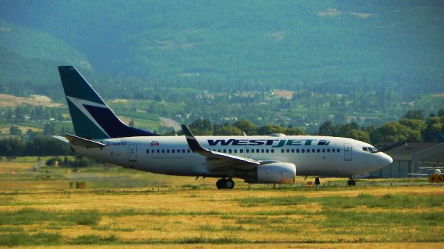 Boeing 737-700 (C-GBWX)