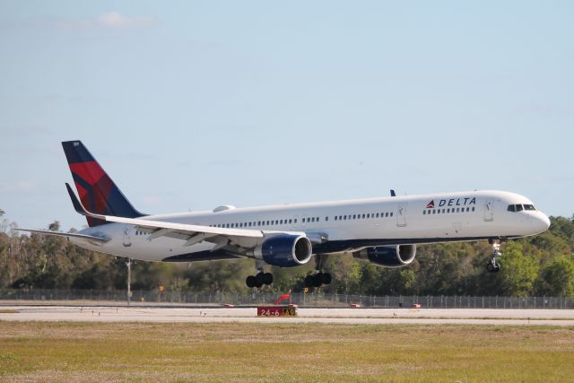 BOEING 757-300 (N589NW) - DAL226 MSP-RSW 12/9/24