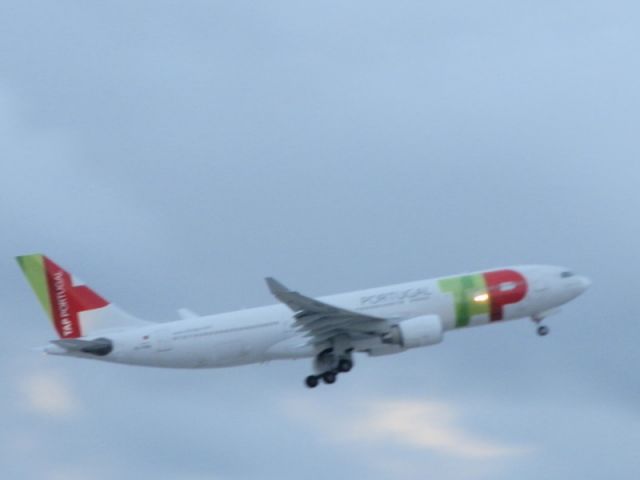 Airbus A330-200 (CS-TOG) - Lifting-off for Lisbon Lisboa!