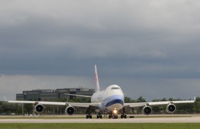 Boeing 747-400 (B-18707)