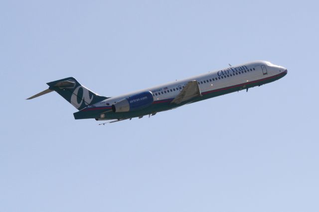 Boeing 717-200 (N915AT) - AirTran Flight 1282 (N915AT) departs Runway 14 at Sarasota-Bradenton International Airport enroute to Baltimore/Washington International Airport