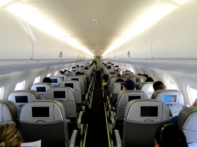 EMBRAER 195 (PR-AYG) - After, service aboard.