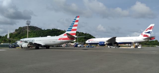 Boeing 737-800 (N908NN)