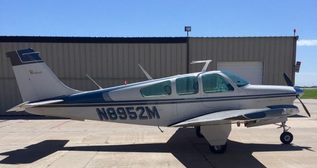 Beechcraft 35 Bonanza (N8952M)