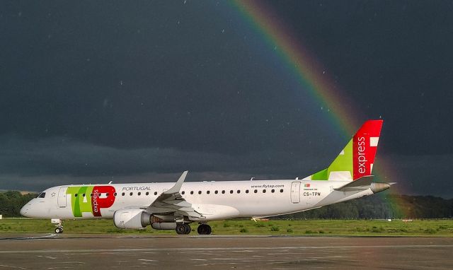Embraer ERJ-190 (CS-TPW)