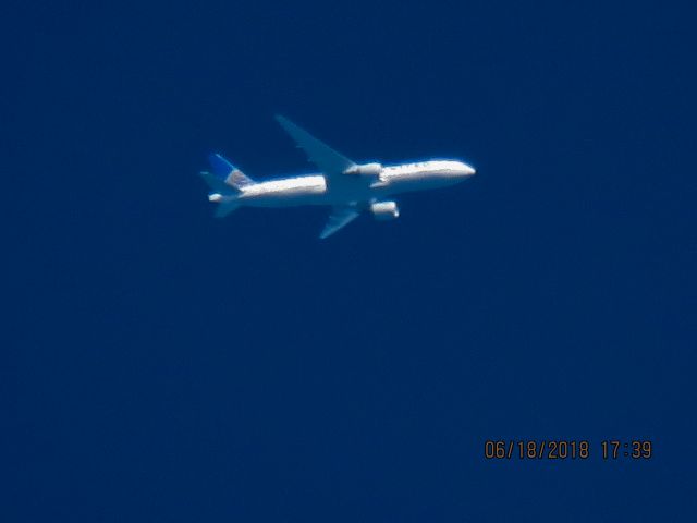 Boeing 777-200 (N27015)