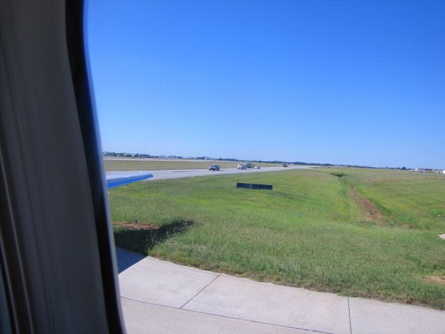 McDonnell Douglas MD-88 (N905DE) - Emergency crews coming after us after an emergency landing.    http://avherald.com/h?article=43101113&opt=0