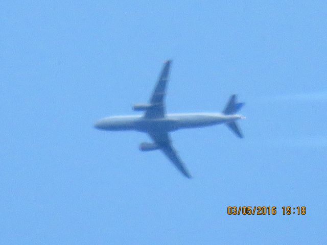 Airbus A320 (N438UA)