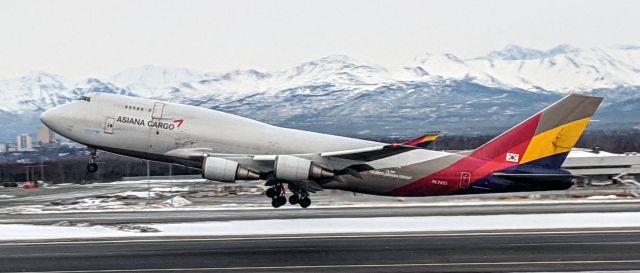 Boeing 747-400 (HL7423) - West side of N-S runway