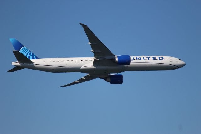 BOEING 777-300ER (N2749U) - The mighty Boeing 777-300 completing the "banana" pass on Day 2 of the 2023 San Francisco Fleet Week Airshow!