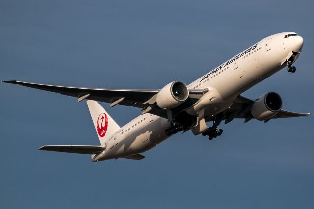 BOEING 777-300 (JA736J) - evening sun and dark sky