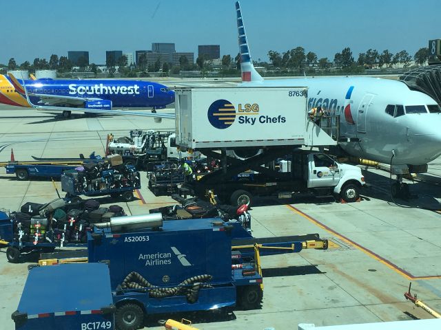 Boeing 737-700 (N910WN) - Inbound flights were stacked up due to WX in DFW.  Crazy in Sunny SoCal.