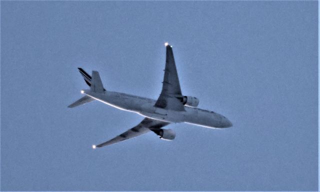 Boeing 777-200 (F-GSPU) - F-GSPU Boeing 777-228 Air France AFR9WG de Montréal YUL vers Paris  CDG Altitude 7950 Mètres vitesse 899 MPH survolant la ville de Lavaltrie QC. le 26-03-2023 à 19:30