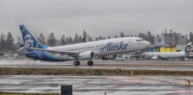 Boeing 737-800 (N534AS) - N534AS blasting off out of Seattle for LAX. 3-14-17