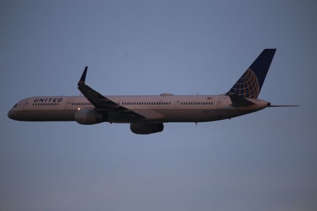 BOEING 757-300 (N57852)
