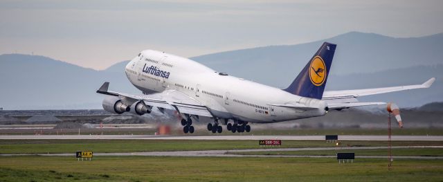 Boeing 747-400 (D-ABTK) - LH493 Lufthansa Boeing 747 D-ABTK departure off runway 26L at YVR for Frankfurt 10/01/23