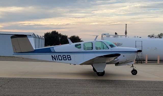 Beechcraft 35 Bonanza (N108B)