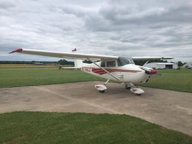 Cessna Skyhawk (N7662T)